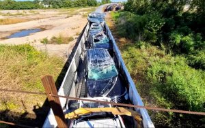 442093-en-video-un-train-transportant-des-voitures-se-fait-raser-par-un-pont.jpg