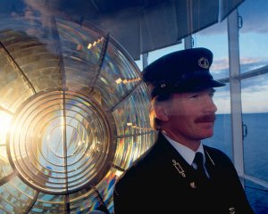 split-rock-lighthouse-fresnel-lens-and-keeper-bruce-roberts.jpg