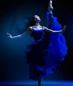 blue danser.jpg