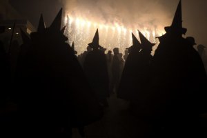 Witches-dancing-in-the-night-2-@MartiSaiz.jpeg