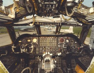 Boeing_B-52_Stratofortress_cockpit.jpg