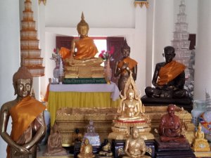 lotsofbuddhas.jpg