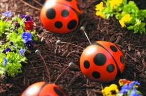 Bowling-Ball-Garden-Art-Ladybug-600x397.jpg