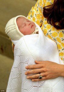 283DF26800000578-3044227-The_Royal_baby_who_will_be_fourth_in_line_to_the_throne_emerged_-a-139_.jpg