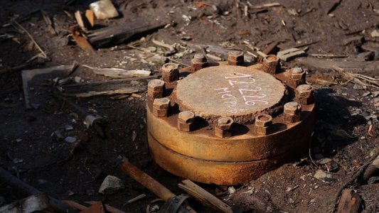 Justin_Bennett.Wolf_Lake.ksd_borehole_close.jpg