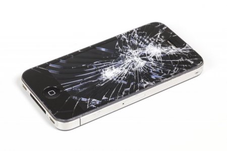 Iphone-With-Seriously-Broken-79342543.jpg