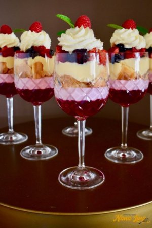 mini-christmas-trifles-1[1].jpg
