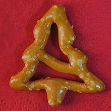 220px-Christmas_tree_pretzel_-_2020-04-19_-_Andy_Mabbett_-_03.jpg