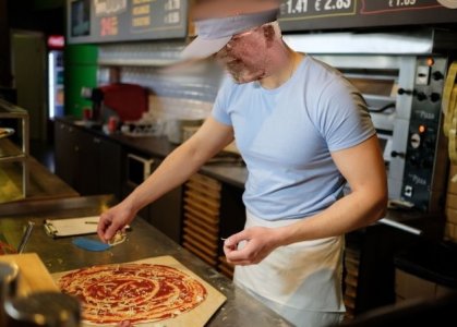 gardi making pizza.jpg