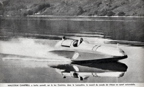 Malcolm_Campbell_le_19_août_1939_sur_Bluebird_K4_1750CV,_record_mondial_de_vitesse_aquatique_à...jpg