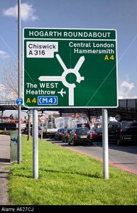 direction-sign-on-hogarth-roundabout-at-a4-great-west-road-in-chiswick-A627CJ.jpg