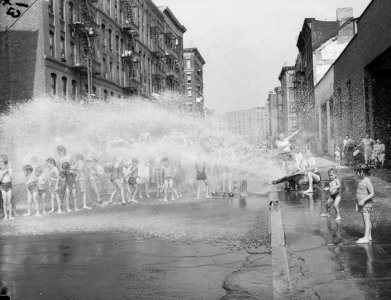 02_weegee_880_1993.jpg