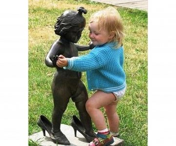 10-epic-pictures-of-people-and-statues-1.jpg