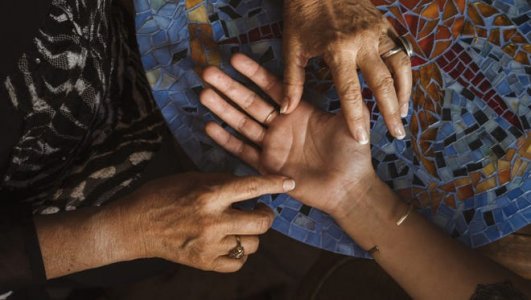 636607980045522071-Palm-Reader-4.jpg