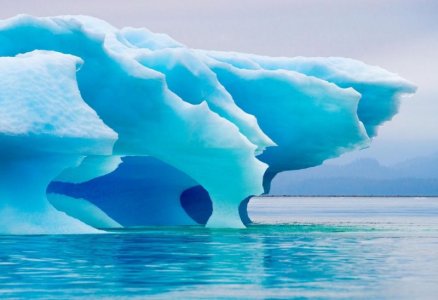 Beautiful-blue-iceberg-drifting-in-Alaskan-waters.jpg