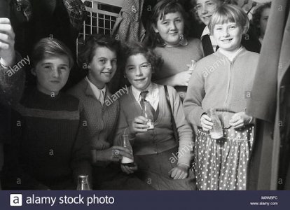 1960s-historical-british-primary-school-children-holding-their-small-M0WBFC.jpg