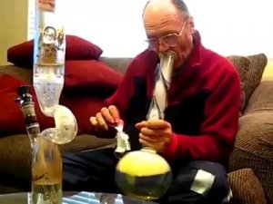 img-grampa-best-bong-hit-sharelike-589.jpg
