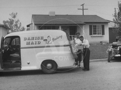 door-to-door-bakery-salesman-talking-to-suburdan-california-housewife_u-l-pe9txh0[1].jpg