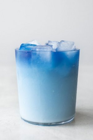 0819-butterfly-pea-flower-tea-latte-8[1].jpg