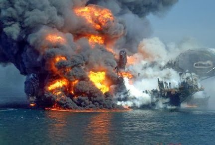 Deepwater_horizon_platform_sinking.jpg