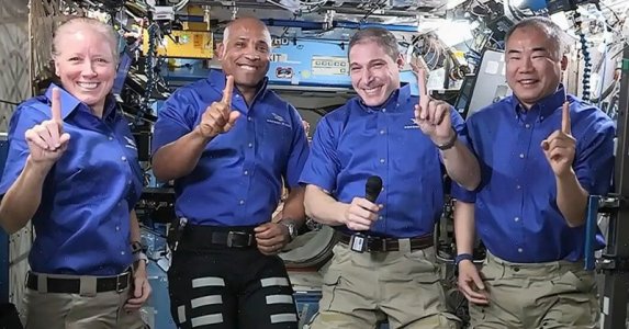 01ASTRONAUTS2-facebookJumbo.jpg