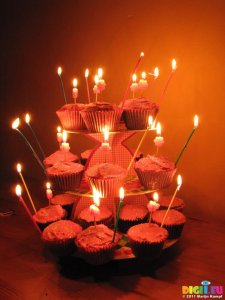 pictures_of_birthday_cakes_with_candles_lit.jpg