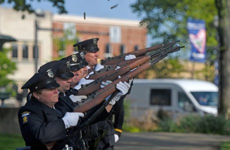 f272929c-6d76-4c3c-98a3-ee433487ae46-21_gun_salute_510.jpg