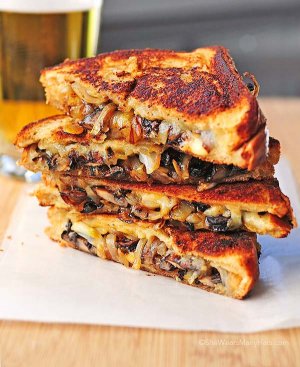 gouda-mushroom-onion-grilled-cheese-4new[1].jpg