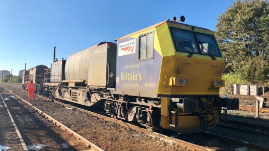 Autumn-treatment-train-at-a-depot-777.jpg