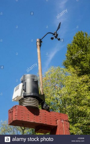 solared-powered-weather-station-at-the-bellevue-demonstration-garden-JDEB0B.jpg