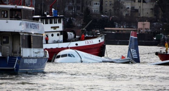 rescue-boats-float-next-to-a-us-airways-plane-floating-in-news-photo-84305587-1547562154.jpg