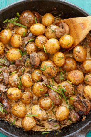 Roasted-Baby-Potatoes-in-a-Homemade-Mushroom-Sauce-sidedish[1].jpg