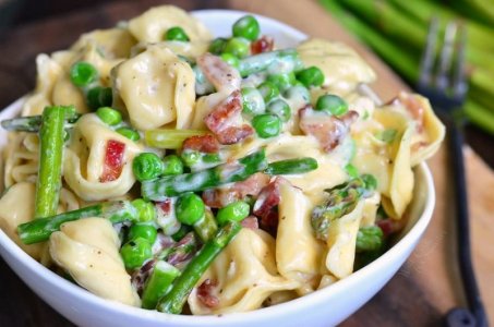 Creamy-Spring-Tortellini-with-Peas-Asparagus-and-Bacon-3[1].jpg