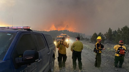 767c3329-3bfa-4c68-91ea-ac4e10eec2c3-medium16x9_KeizerFireDistrictcrewsattheBootlegFireOregonS...jpg