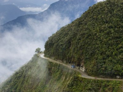 dangerous-trips-north-yungas-road-3 (1).jpg