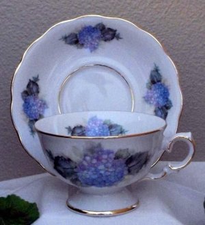 laurel-hydrangea-porcelain-tea-cups-teacups-and-saucers-set-of-2_1024x[1].jpg