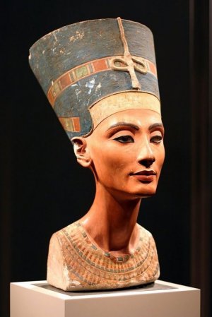 3b8b93b9b684279a959a8183a5d282dd--nefertiti-bust-queen-nefertiti.jpg