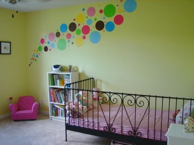 Adorable-polka-dot-wall-decal-design-for-nursery[1].jpg