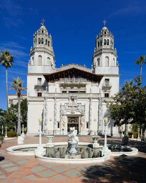 614px-Hearst_Castle_Casa_Grande_September_2012_panorama_2.jpg