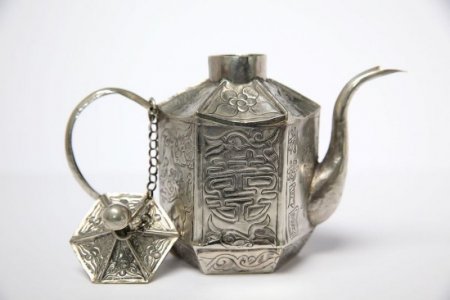 large_unique-vintage-white-metal-chinese-teapot_0[1].jpg