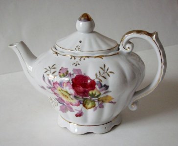5bc9ffbe531ceb1060e0d893c002c1b6--vintage-teapots-tea-service[1].jpg