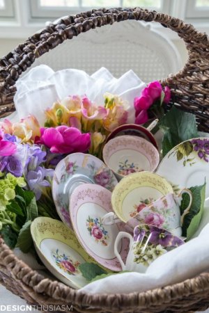 display-vintage-teacups-and-saucers-01[1].jpg
