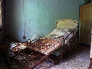 broken_hospital_bed_by_vellosia-d45yseq.jpg