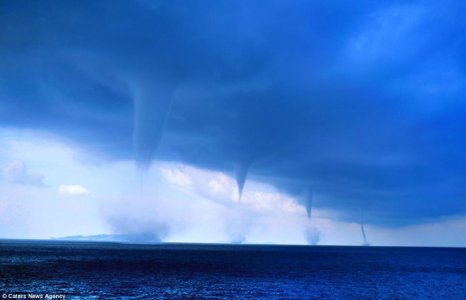 waterspoutsoffgreececraternewsagency.jpg
