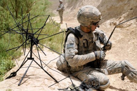 Flickr_-_The_U.S._Army_-_Setting_up_communications.jpg