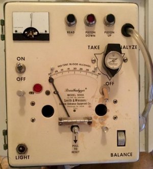 vintage-smith-wesson-breathalyzer_1_3425f637f66c35c94113a35f4afa3364.jpg