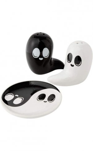 Spooky-Salt-Pepper-Shakers-Killstar-5_8ae71b5c-4aaa-4ebd-9b78-3e6d14937fb3.jpg