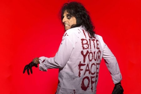 alice-cooper-alone-pose-2020.jpg
