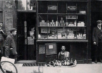 london-smallest-shop-1900.jpg