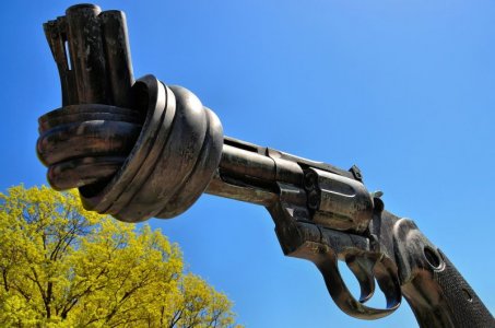 Gun-Tied-in-Knot.jpg